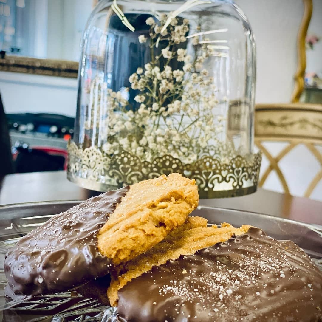 Chocolate dipped cookie