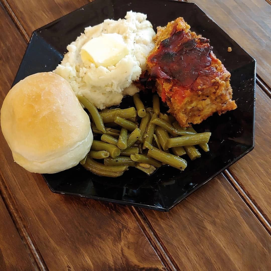 Meatloaf, mashed potatoes, green beans, and roll